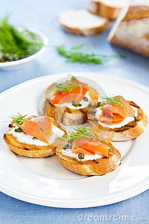 Crostini met gerookte zalm